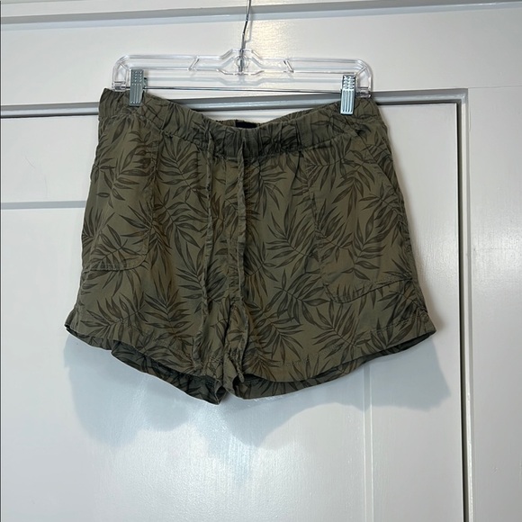 GAP sage green Shorts with Drawstring Waist size medium. - Picture 1 of 8